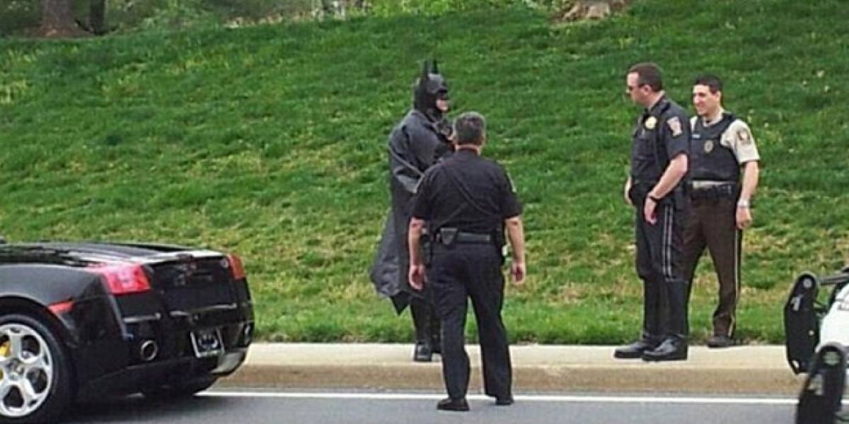 ¡Santas multas!: Batman fue detenido por no traer las placas montadas en su batimóvil