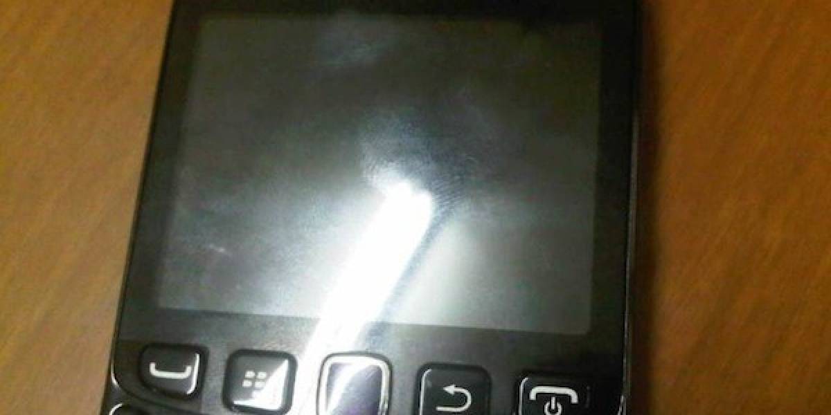 Un nuevo BlackBerry con botón dedicado para BBM posa para las cámaras
