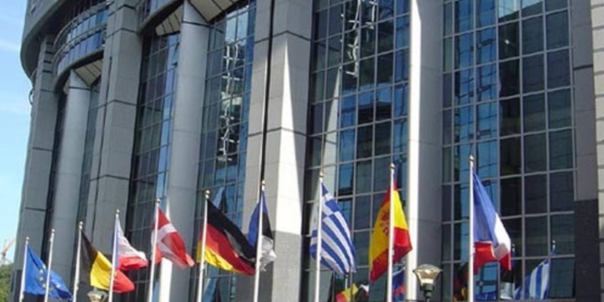 Europa investiga la unión de Telefónica con Orange y Vodafone para impulsar el pago con móvil