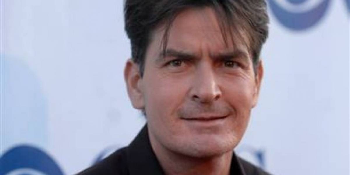 Charlie Sheen publica por error su número móvil en Twitter