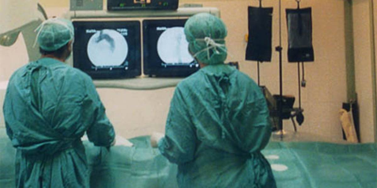 Realizan primer trasplante doble de piernas del mundo