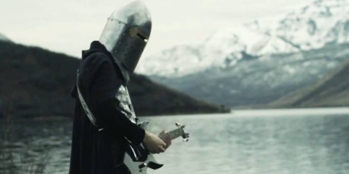 La versión moderna de Dovahkiin viene con capa, casco y jeans