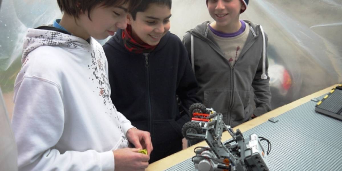 Equipo chileno de niños llega a la final del concurso mundial de robots MoonBots