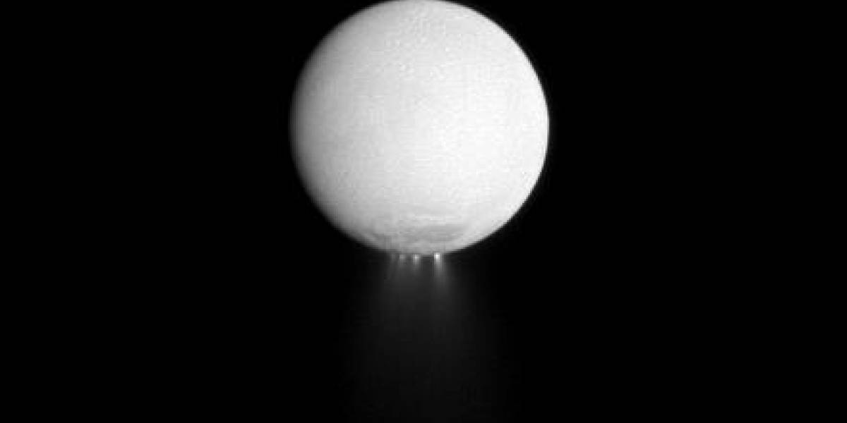 La luna Encélado le dispara agua a Saturno