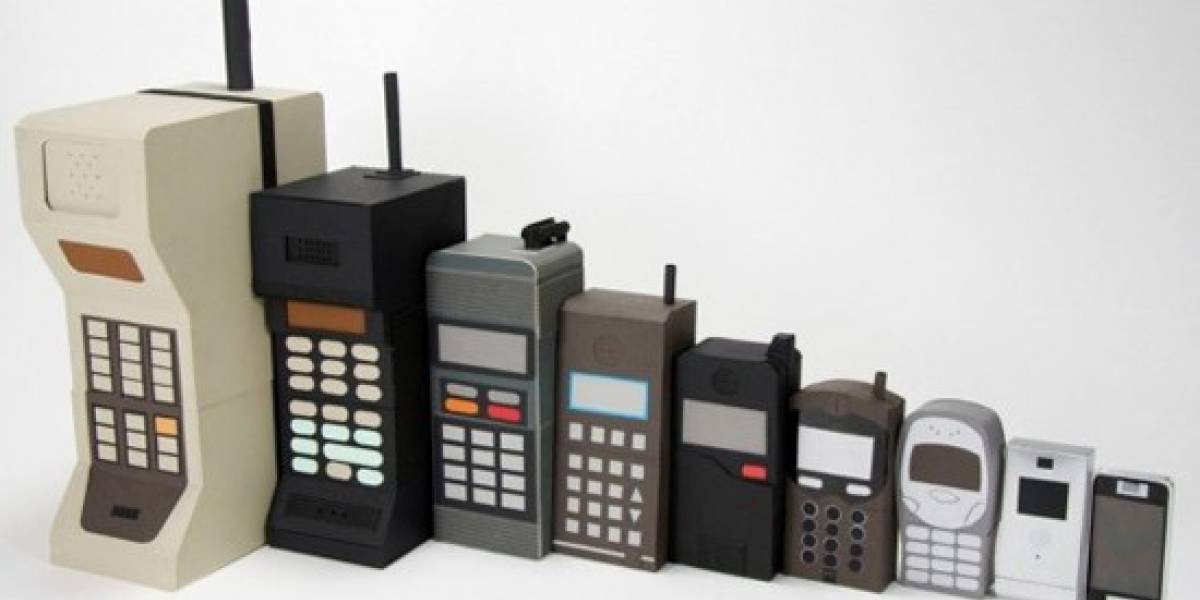 La evolución de los móviles narrada en matrioskas de cartón