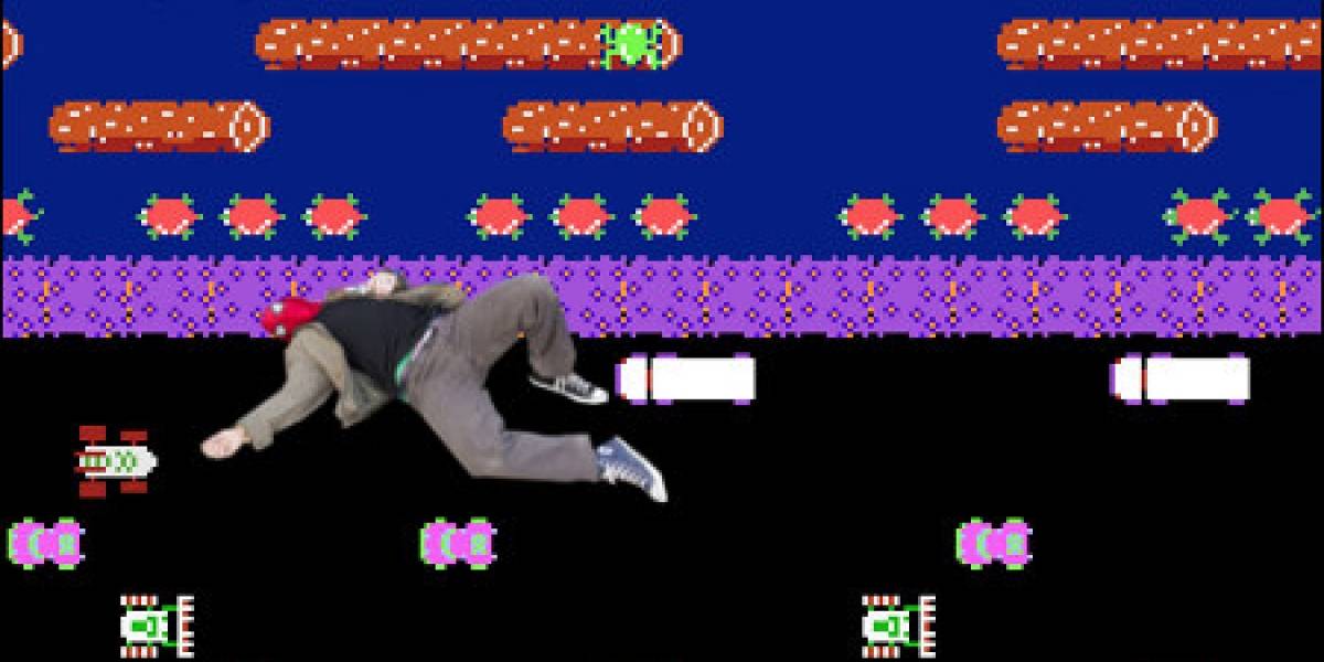 Hombre intenta recrear Frogger y es atropellado, todavía le quedan vidas