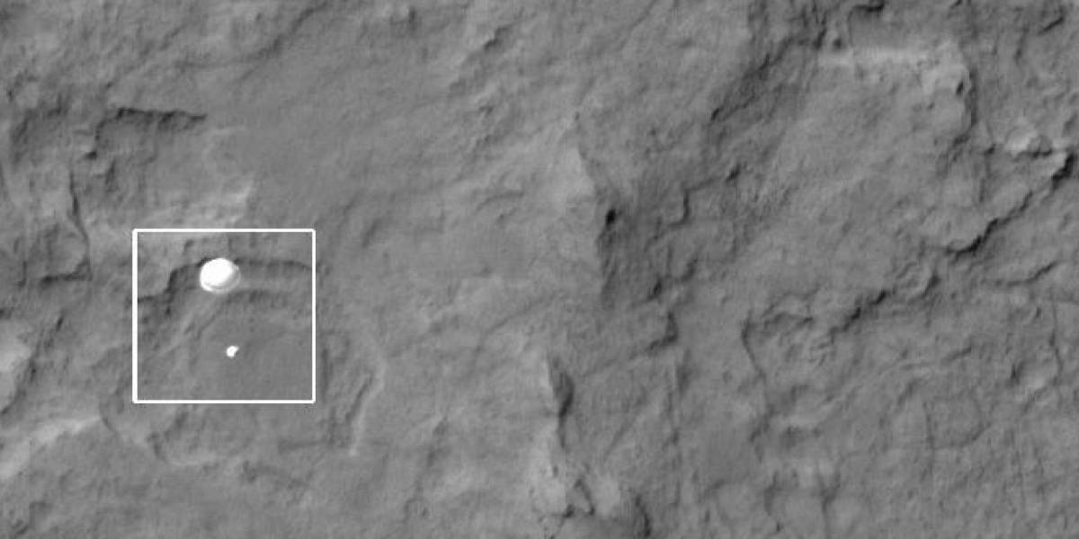 Sonda de la NASA capta al Curiosity cayendo con su paracaídas