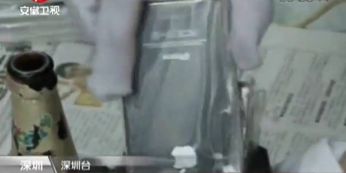 Detienen a una traficante de iPhone con 216 equipos escondidos en botellas