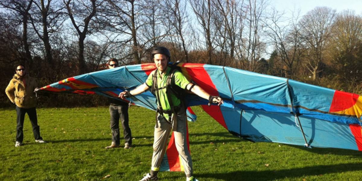 ¿Real o no? Hombre emprende un vuelo de pájaro con alas mecánicas