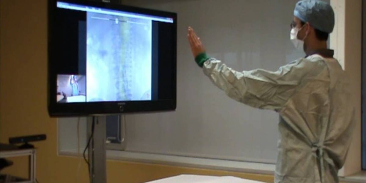 Utilizando gestos y Kinect, doctores intervienen sobre cirugías vasculares