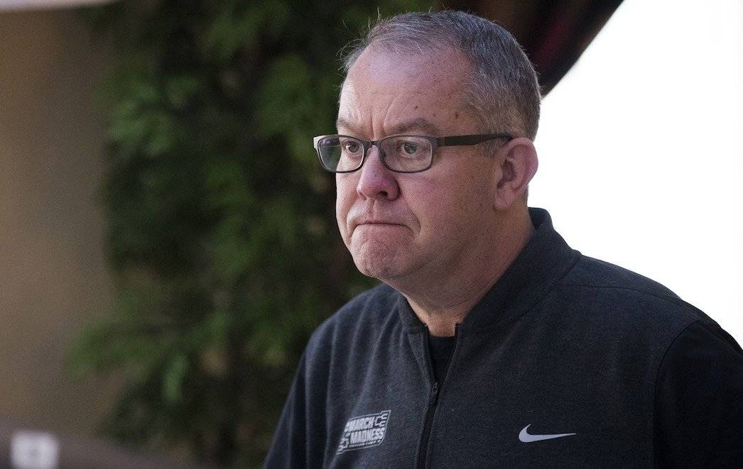 Mark Hollis renunció este viernes al cargo de director del programa de deportes de la Universidad de Michigan. Foto: AFP