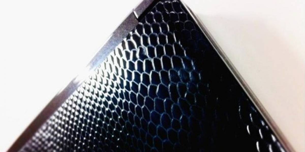 Hideo Kojima muestra una edición especial de Nintendo 3DS en cubierta de piel de serpiente