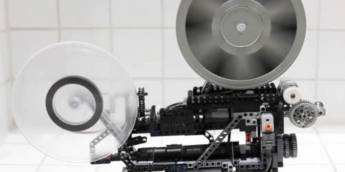 Video: Un proyector cinematográfico de 8mm hecho completamente de Lego
