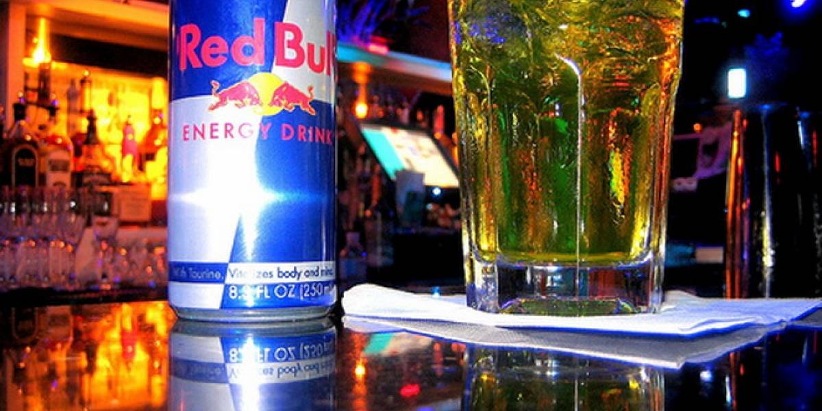 Estudio: Alcohol mezclado con bebidas energéticas aumenta probabilidad de tener sexo casual