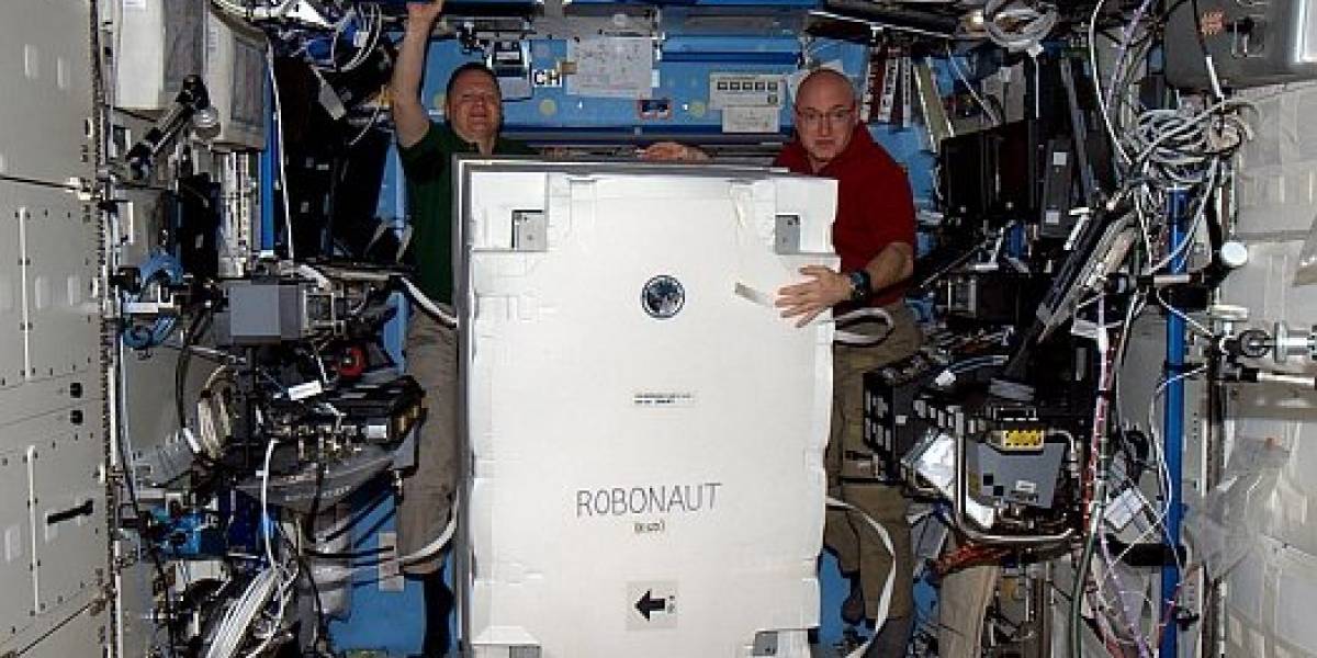 Robonaut 2 por fin salió de su caja