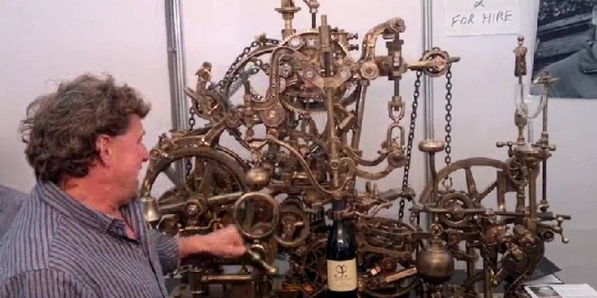 Video: Un intrincado (pero efectivo) sacacorchos digno de Hugo Cabret