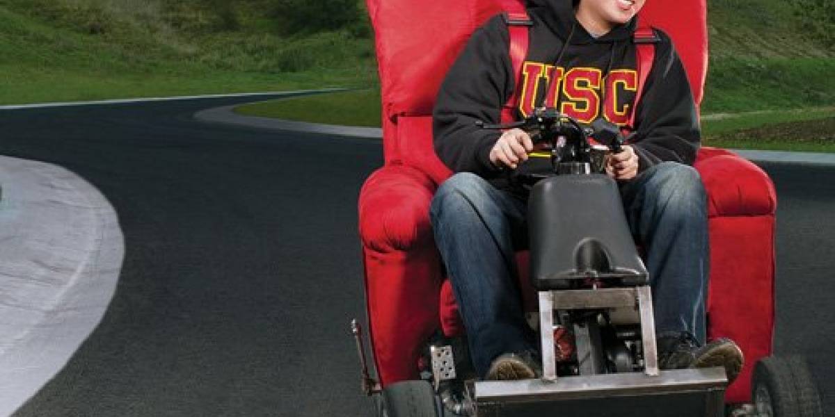 El rey de la flojera le puso motor y ruedas a su sillón para ir a clases