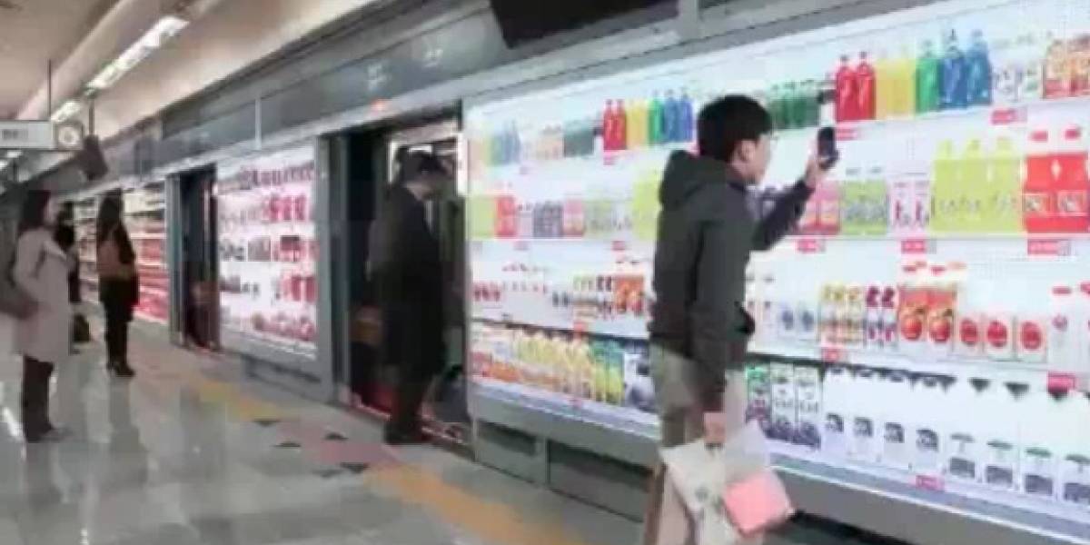 Coreanos hacen las compras a través de avisos publicitarios mientras esperan el metro