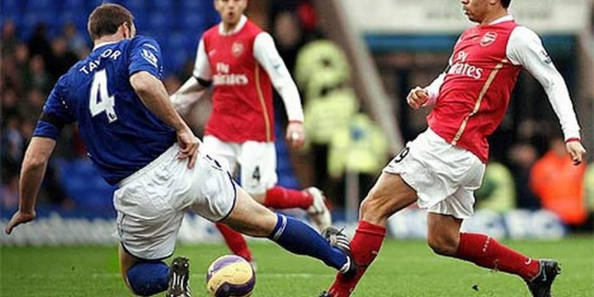 Asi se aguanta y se marca al que tiene el balón en Pro Evolution Soccer 2012