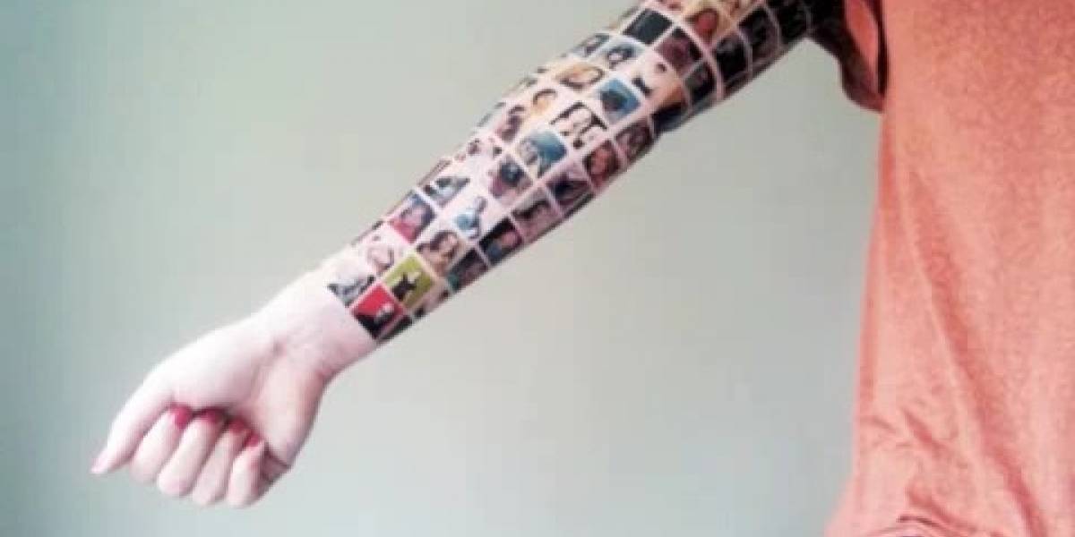 Hay tatuajes estúpidos y las caras de 152 amigos de Facebook en el brazo