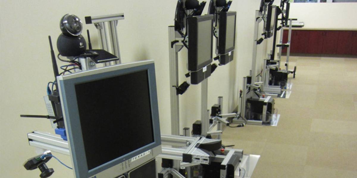 Científicos suizos muestran robot controlado por la mente