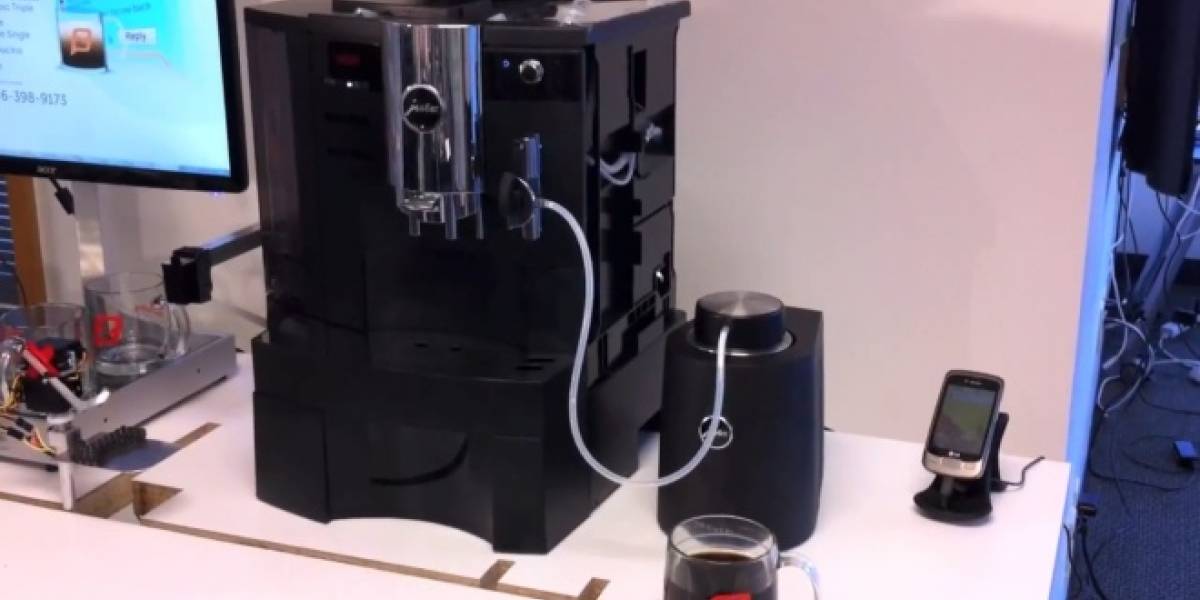 Esta máquina de café acepta pedidos vía mensajes de texto