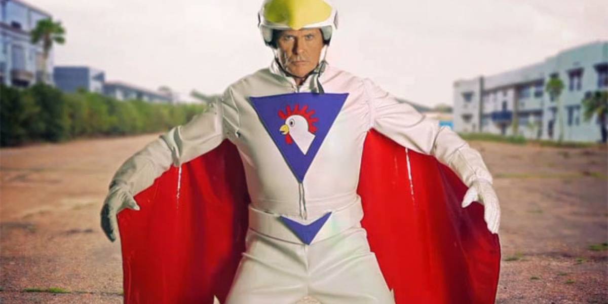 David Hasselhoff vestido de hombre pollo en el nuevo trailer de Burnout Crash!