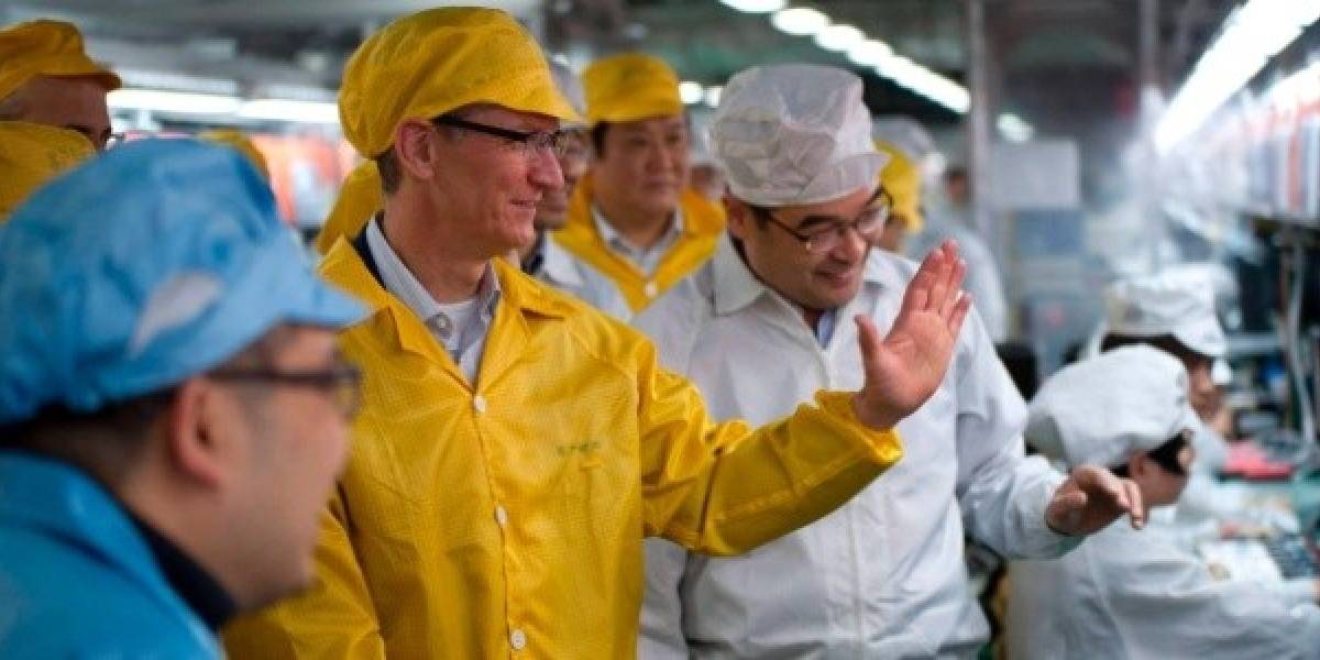 Tim Cook realizó visita a una fábrica de Foxconn en su primer viaje a China