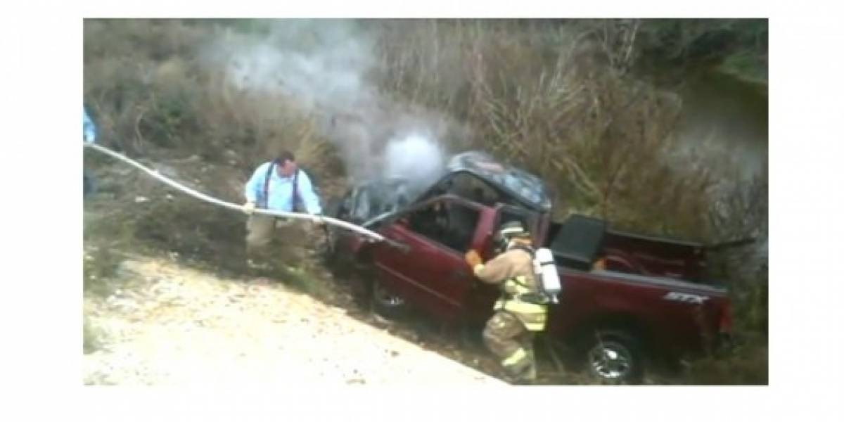 Hombre cae a barranco por manejar enviando mensajes de texto