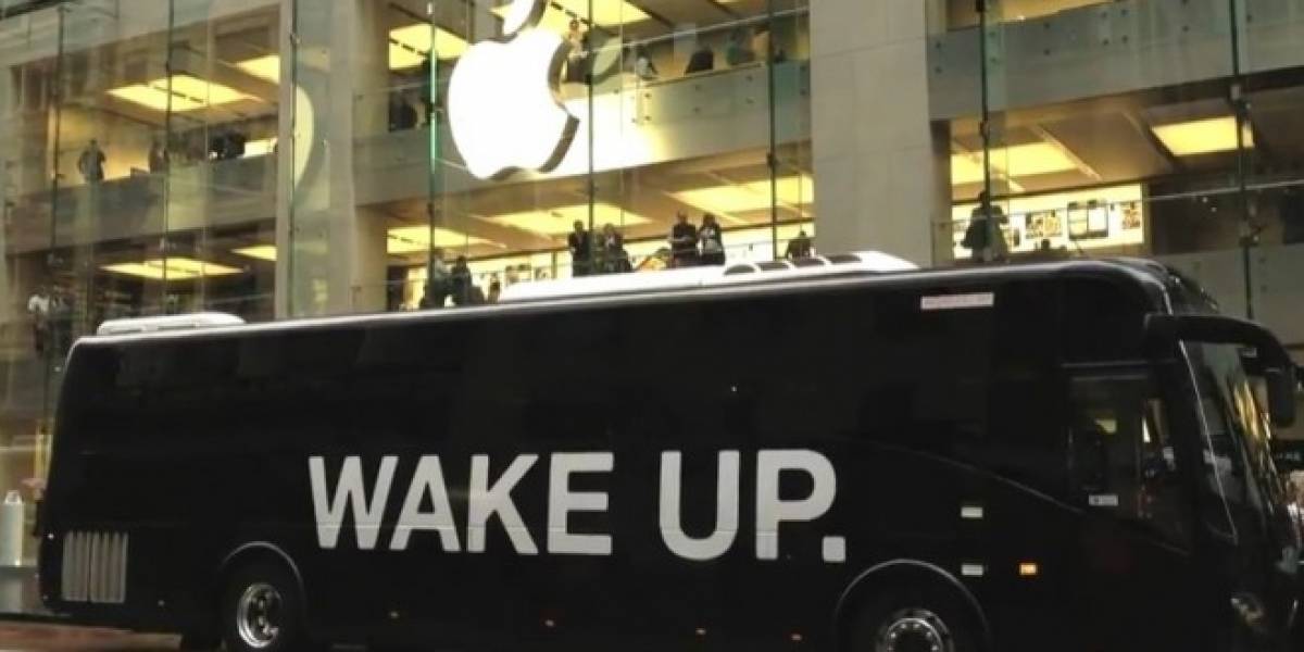 Samsung interviene una Apple Store australiana con una protesta ficticia