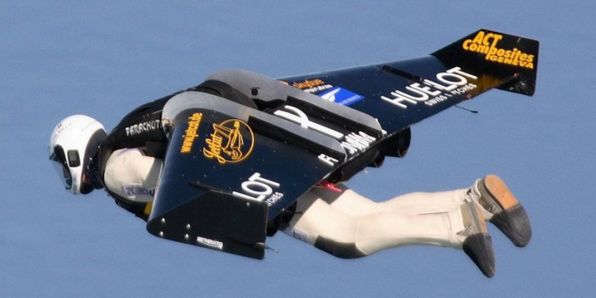 Yves Rossy surca el cielo de Rio de Janeiro