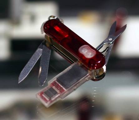 Ces09 Navaja Victorinox Con Disco Usb Puntero Laser Y Bluetooth