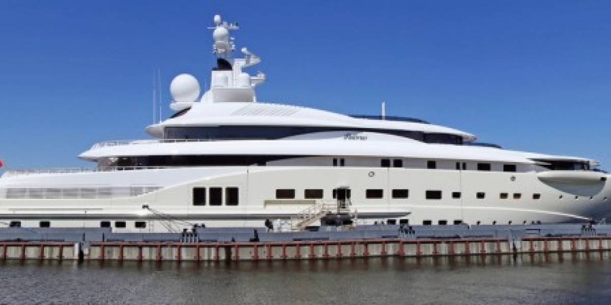 Instalan escudo anti-fotografías en barco ruso