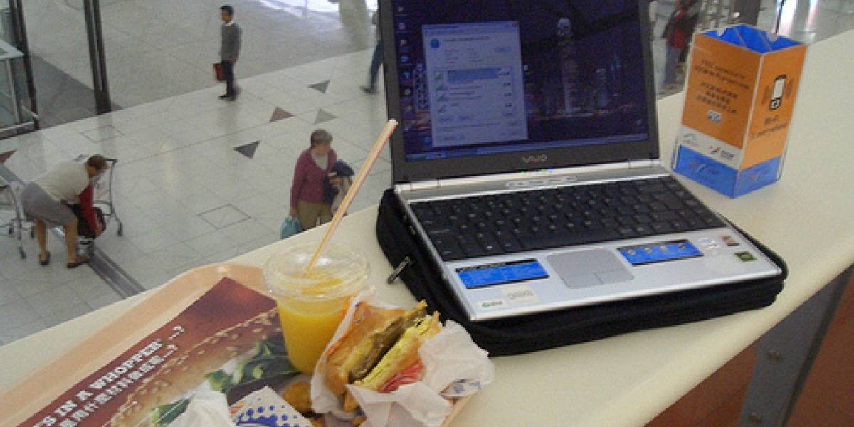 Pasajeros prefieren Wifi a comida en aeropuertos