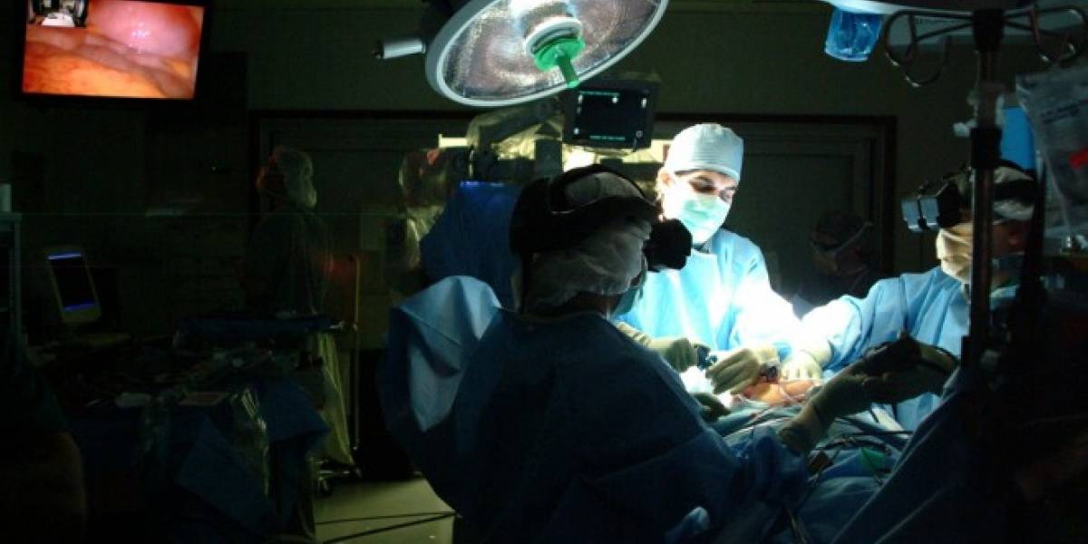 Cirujanos debieron finalizar operación iluminándose con sus celulares por corte de luz