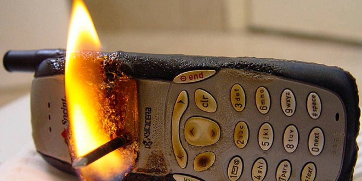 Mujer se quema sus dedos por celular y va donde su operadora móvil antes que al hospital