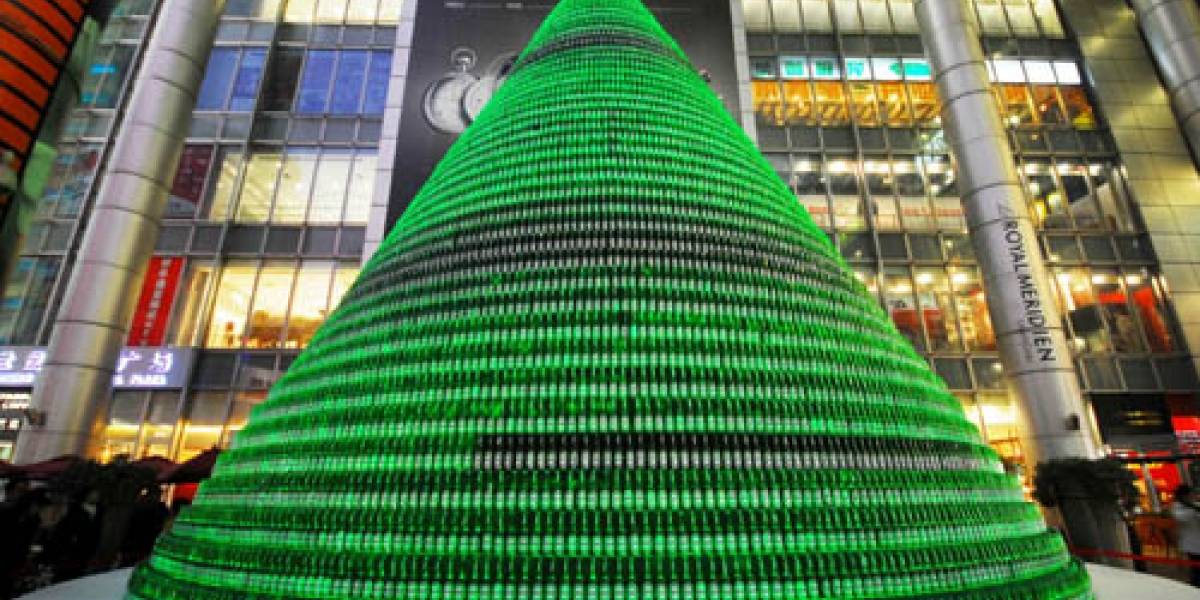 Chinos arman árbol navideño con botellas de cerveza