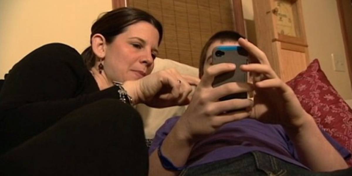 Madre regala un iPhone 5 a su hijo obligándole a firmar un contrato