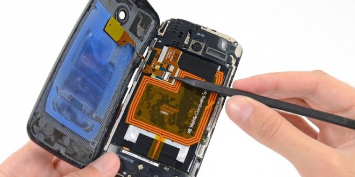 Desarman por completo al Moto X y descubren que es relativamente fácil de reparar