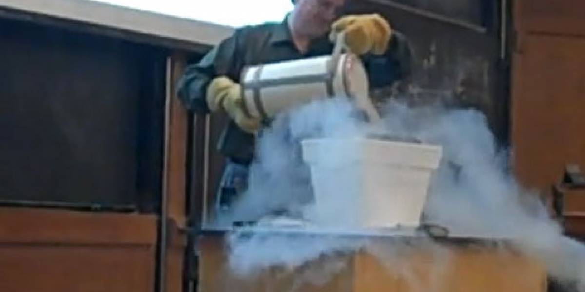 Profesor destruye laptop con nitrógeno líquido (Video)