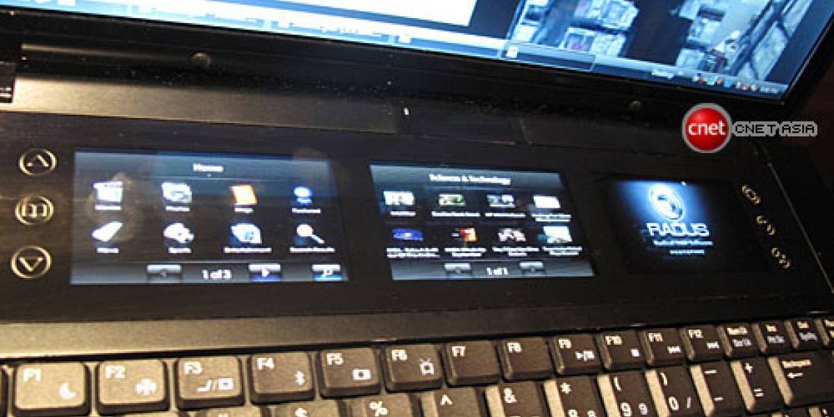 Tangent Bay: Laptop con 3 pantallas OLED multi-táctil junto al teclado