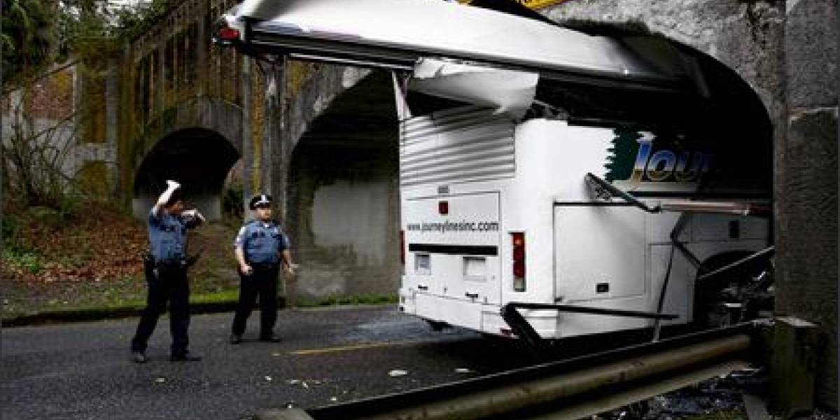 GPS + Conductor sin sentido común = Bus atascado en un túnel