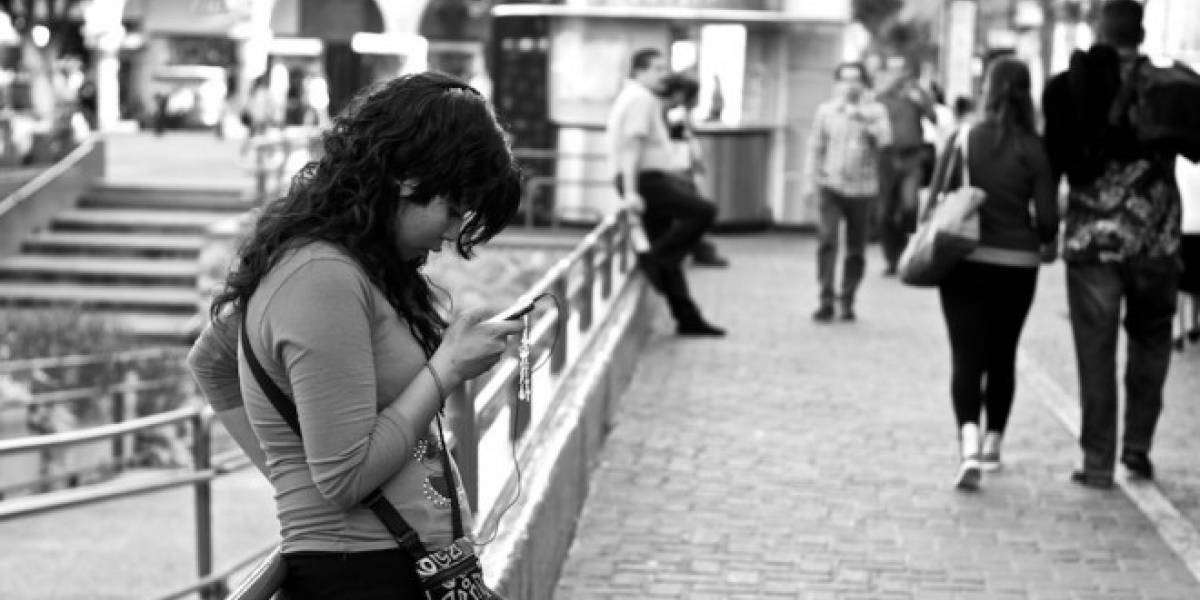 Población hispana lleva la delantera en uso de dispositivos móviles en Estados Unidos