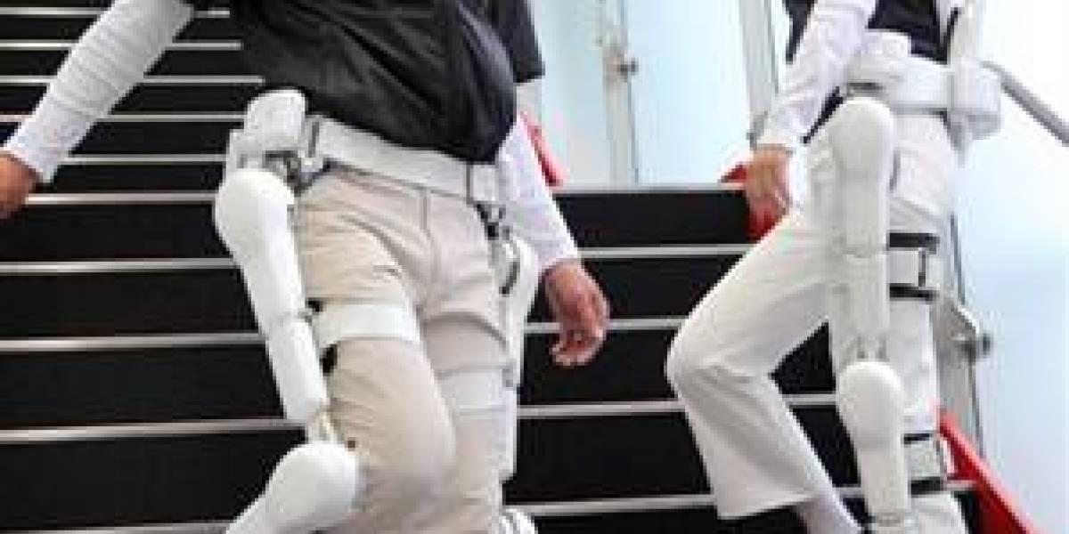 Traje robot ayuda a discapacitados a caminar