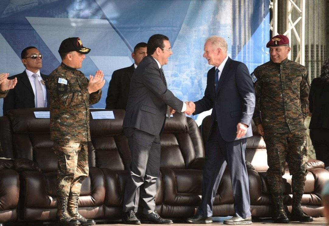 Morales saluda a su amigo, el alcalde Arzú.