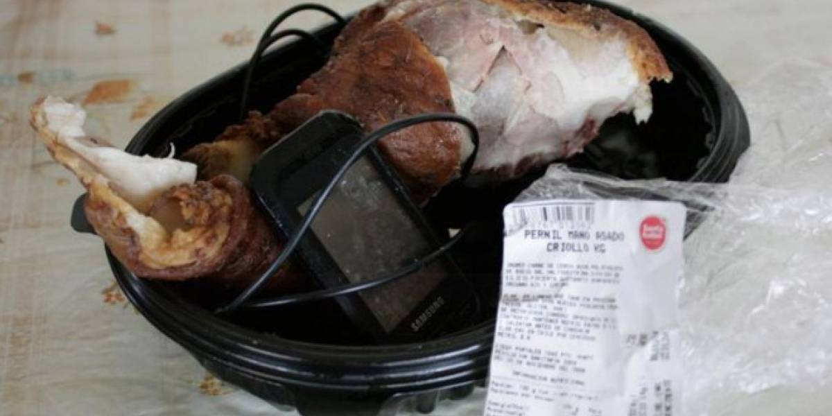 Dueña de casa encuentra un celular en un envase de carne asada