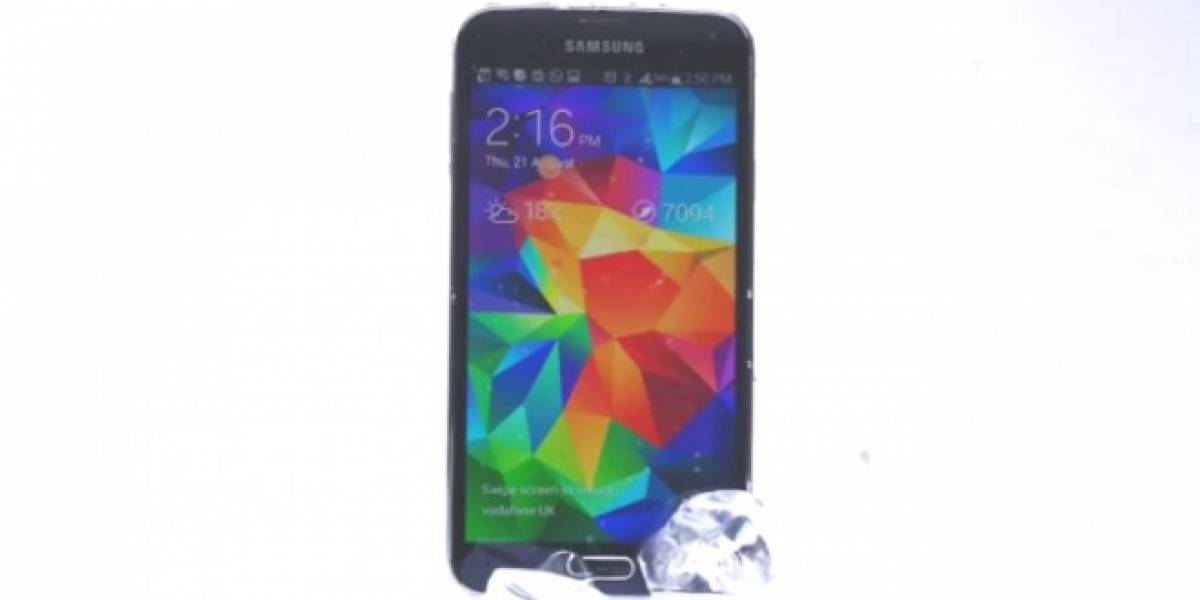 Samsung Galaxy S5 se lanza al Reto de la Cubeta de Hielo y reta al iPhone 5s