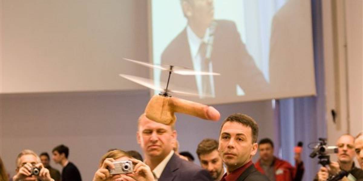 Gari Kasparov atacado por pene volador