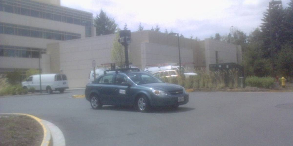 Auto de Google Street View paseandose por el Microsoft Campus