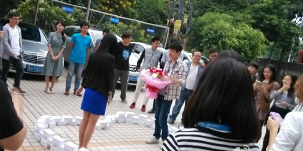 Hombre le pide matrimonio a su novia usando 99 iPhones y ella lo rechaza